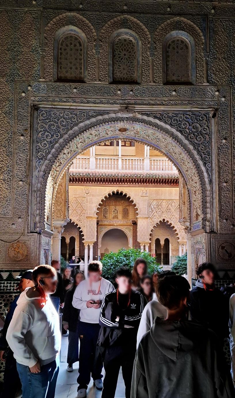 Alumnos durante una visita guiada en el Alcázar de Sevilla explorando sus patios - foto de nuestras visitas guiadas
