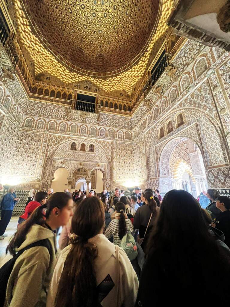 Grupo escolar en visita guiada en el Real Alcázar de Sevilla con guía oficial - foto de nuestras visitas guiadas
