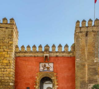 La entrada al Alcázar: Puerta y Patio del León, Patio de la Montería y antigua explanada exterior